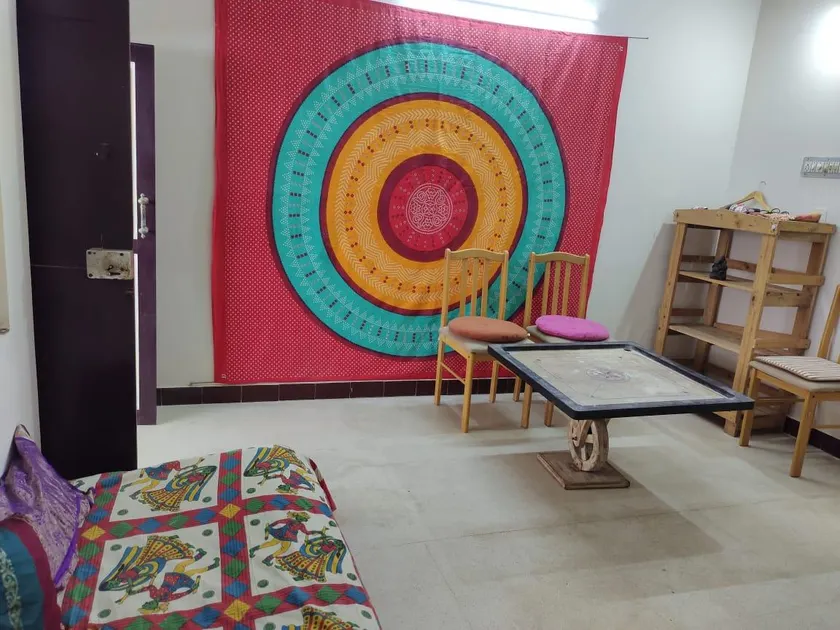 Lovely flat with ac bedroom and attached bathroom - Image 1