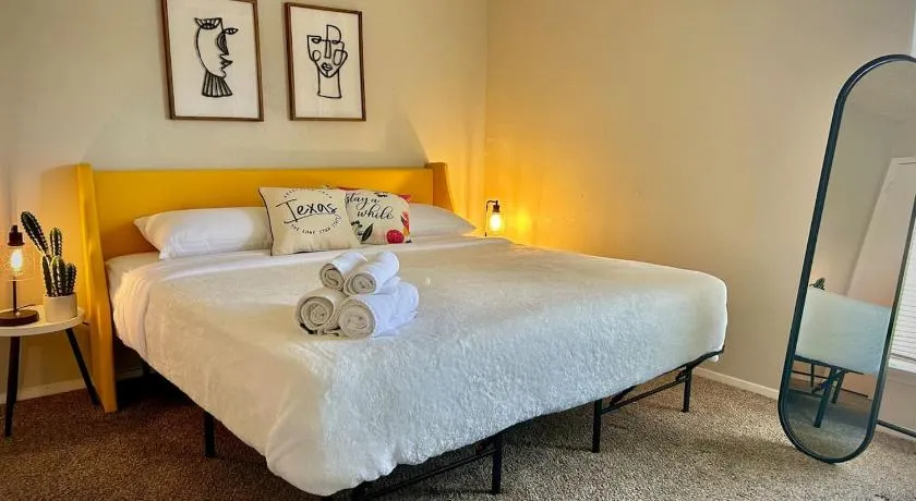 KING bed central worker-friendly LongStayDiscount - Image 1