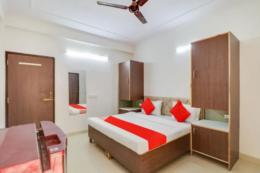 OYO 78772 Ay Hotel - Image 1