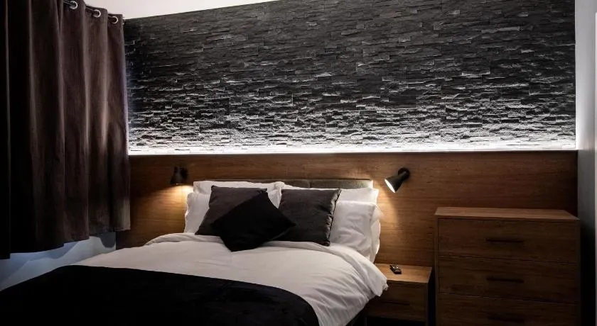 Luxury rooms at Leigh Road - Image 1