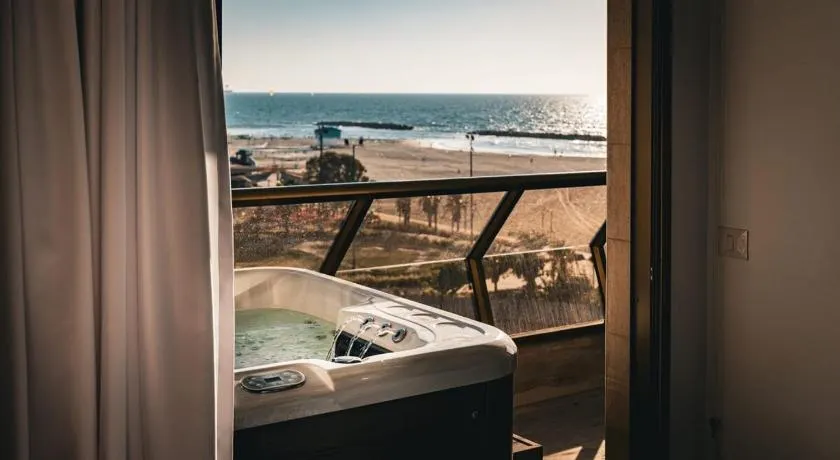 Sea Suites -סוויטה מהממת עם ג'קוזי ונוף לים והטיילת באשקלון - Image 1