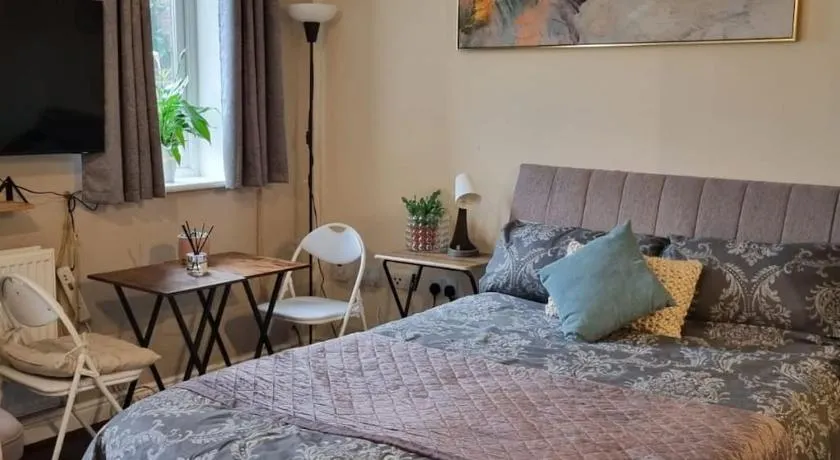 Spacious Studio, Free Street Parking, West Molesey, KT8 - Image 1