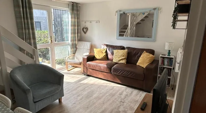 20 Strawberry Hill cosy cottage sleeps 5 - Image 1