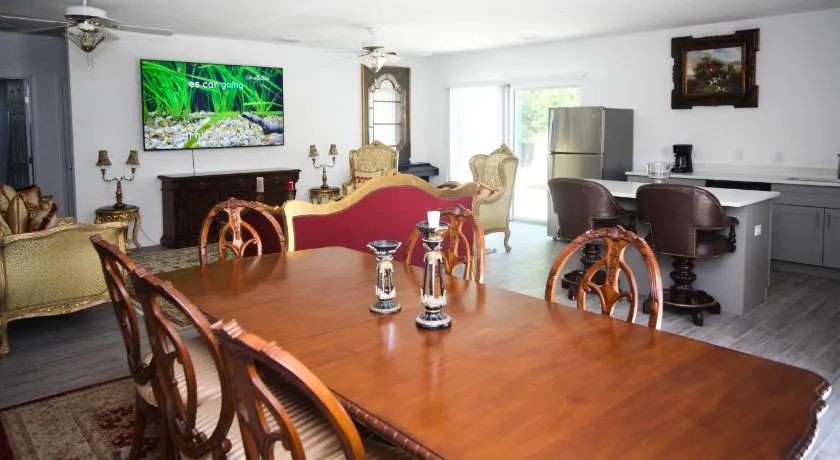 A beautiful queen bedroom - Image 1