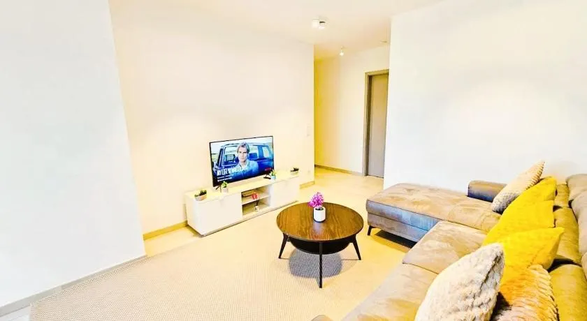 Inviting 3BR Flat w terraces&parking included - Image 1