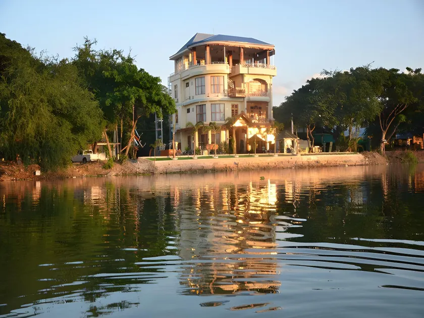 Mandalay Kandawgyi Inn - Image 1