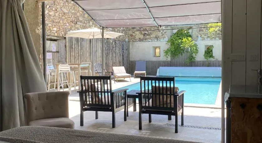 Chambre studio au Bord de la Piscine chauffée et privée pour vous le soir ! - Image 1