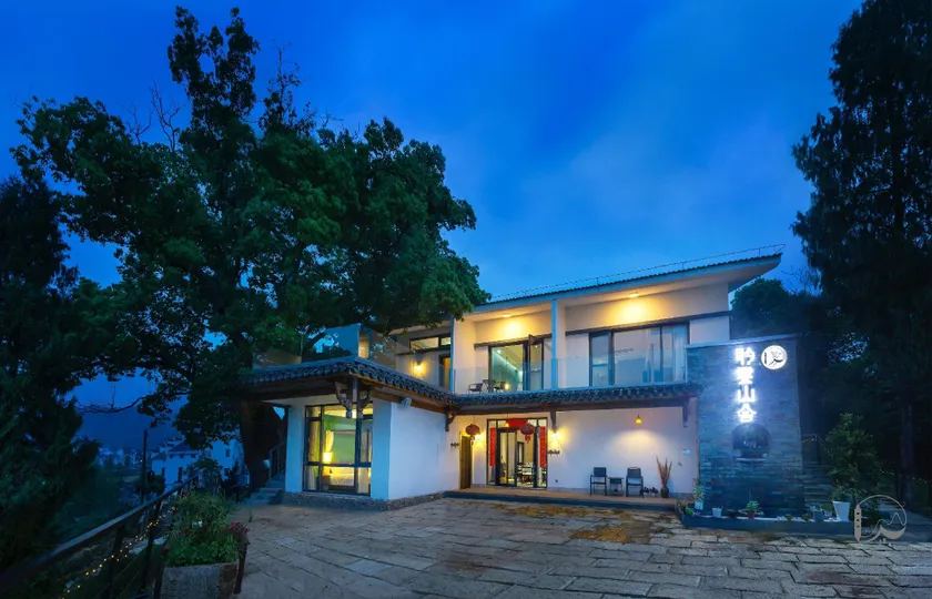 Stray Clouds Villa - Image 1