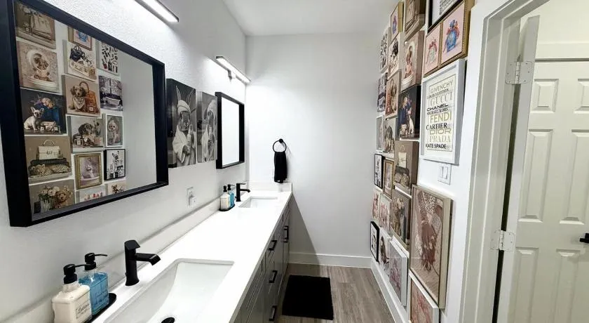 Spacious 3 bedroom influencer house in Houston - Image 1