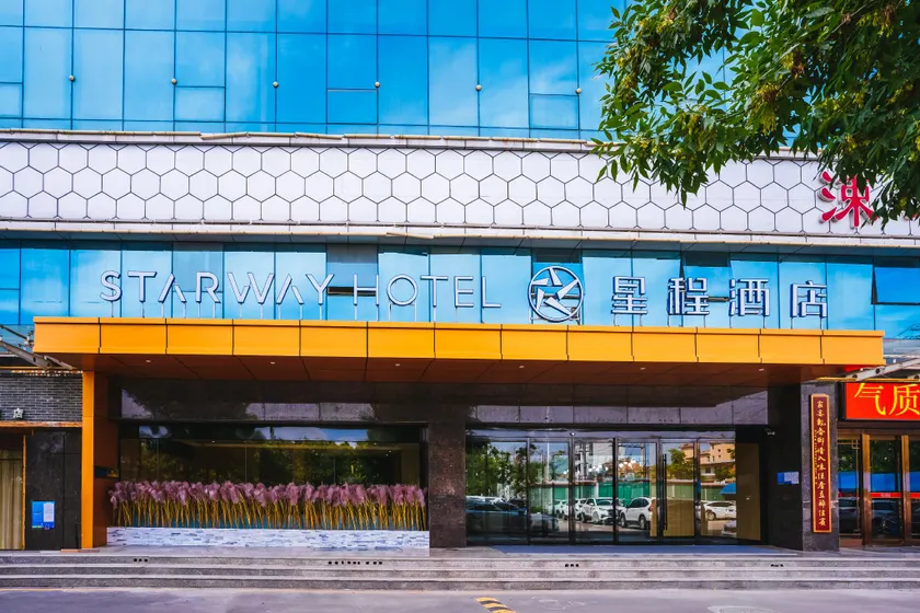 Starway Hotel Wenxi Swimming Pool - Image 1