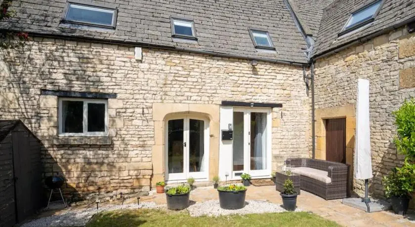 Converted 17th century barn with garden parking - Pass the Keys - Image 1