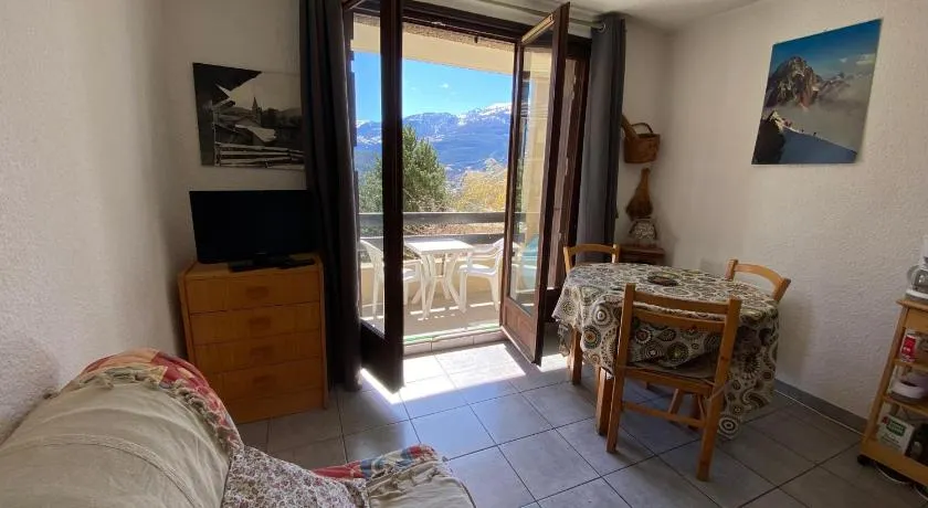 Apartment with stunning mountain views - Image 1