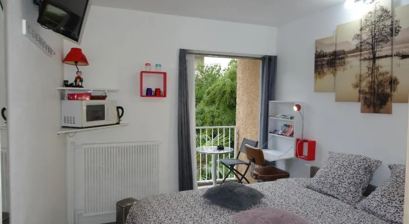 Chambre 1 PERSONNE et STUDIO 1 personne Avec Entrée Libre et Salle de Bain Privée - Image 1