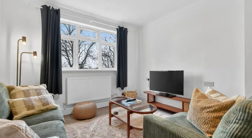 Madeira Garden Retreat – Peaceful Bromley Stay with Street Parking - Image 1