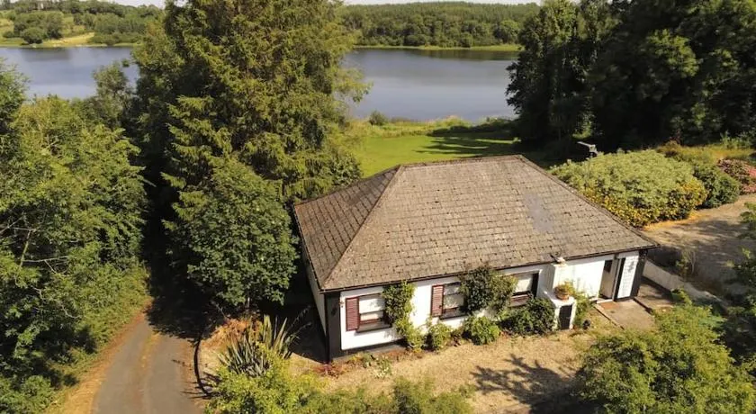 LAKESIDE COTTAGE - Familiy, Golfing & Fishing - Image 1