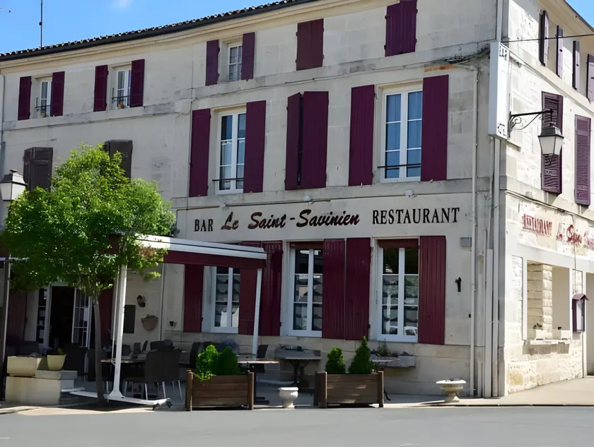 Logis Hôtel & Restaurant Le Saint Savinien - Image 1