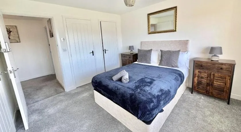 Large five bedroom home with parking in Swindon - Image 1