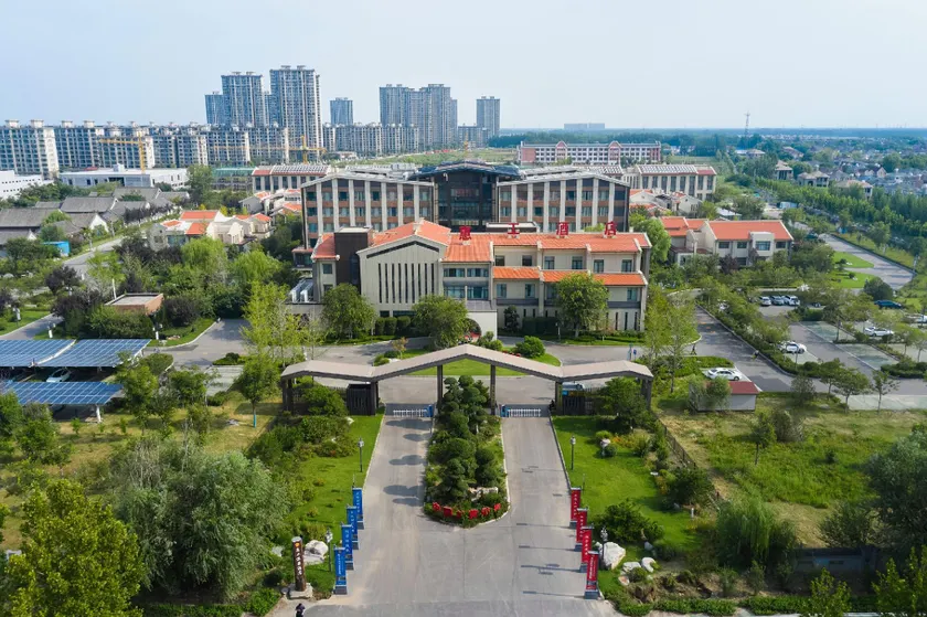 Qihe Huigong Hot Spring Hotel - Image 1