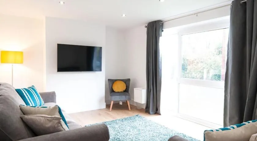 The Spitfire - Renovated 3-bed house in Cheltenham, SLEEPS 8 - Image 1