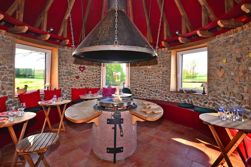 Holiday Farm by Red River with Indoor Pool - Image 1