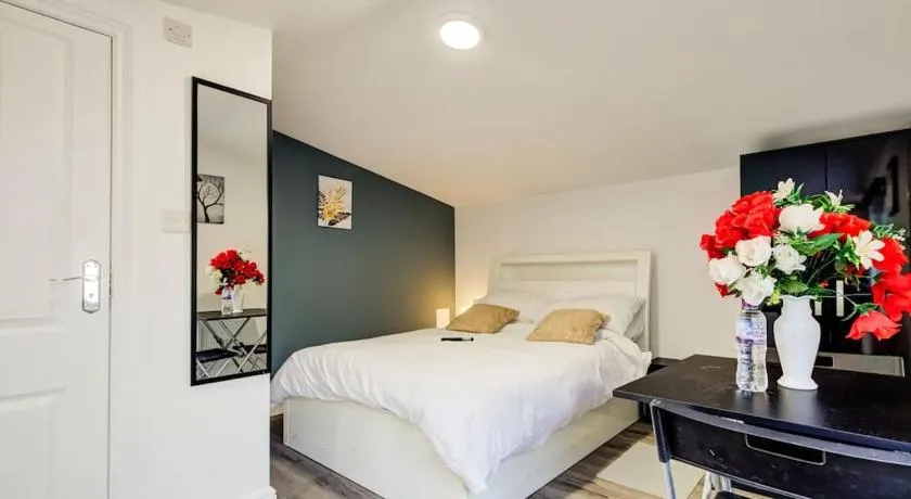 Luxury Studio Cabin - Central Location - Parking - Image 1