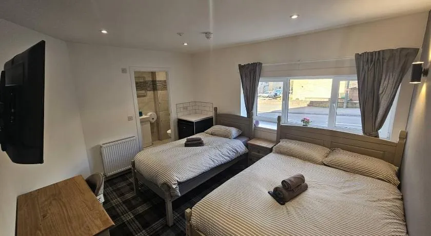 Rooms at The Royal in Kelty, Fife - Image 1