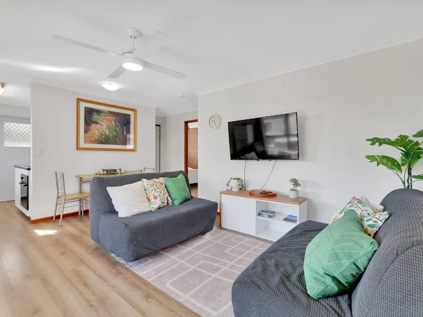 Tranquil 2-Bed Townhouse Close to Redcliffe Beach - Image 1