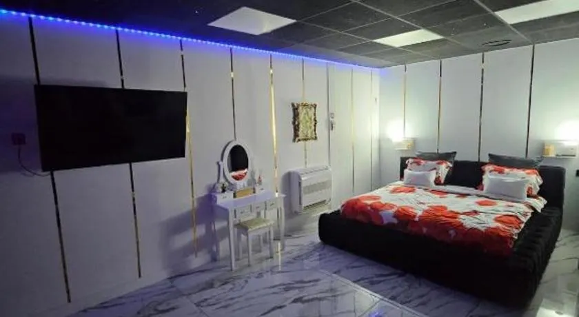 Love room cosy lyon - Image 1