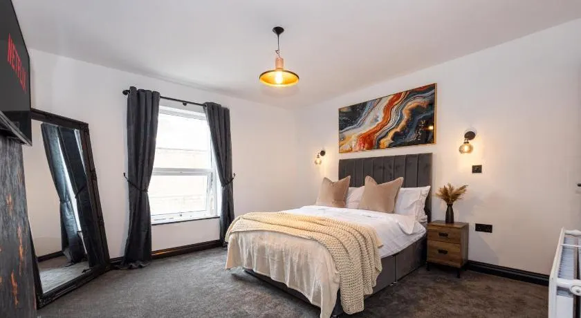 Stylish 2BR Home Sleeps 6 Cinema Room, Fast WiFi, Ideal for Short & Long Stays - Image 1