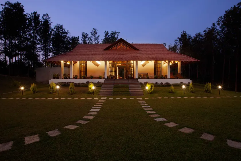 StayVista at Sienna - Strelitzia 3BHK with Breakfast and Jacuzzi - Luxury Homestay - Image 1