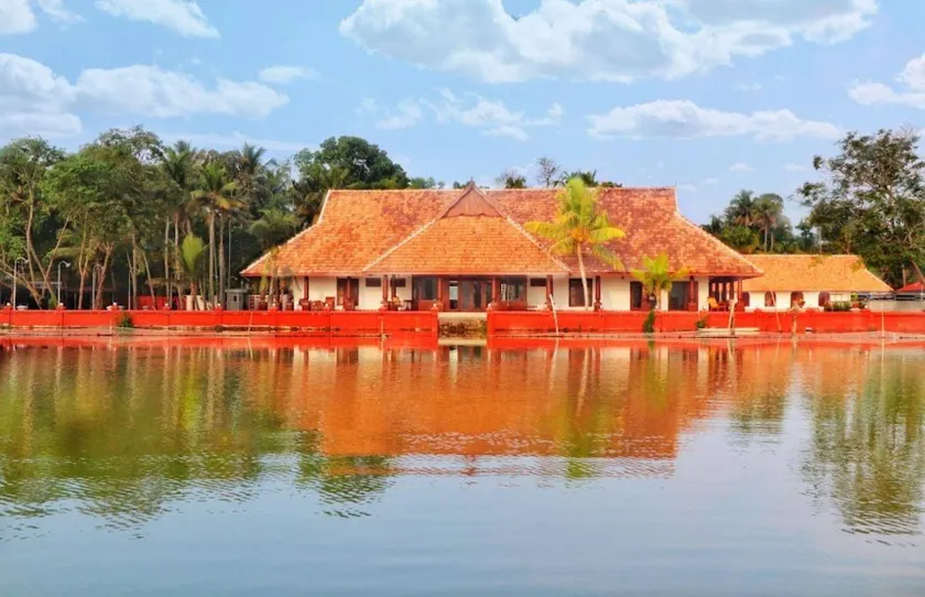 Old lake house - Image 1