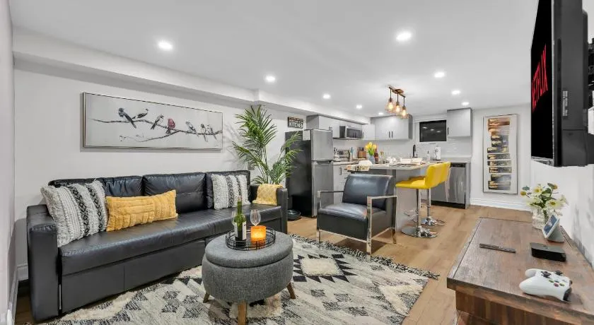Modern 2BR on Queensway, Kitchen, Parking, 20 Mins from CNT and YYZ - Image 1