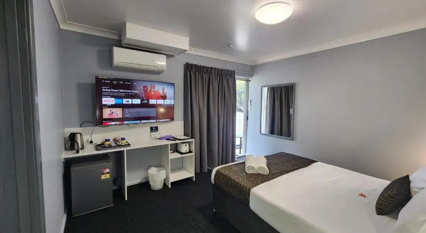 Crest Motor Inn - Image 1
