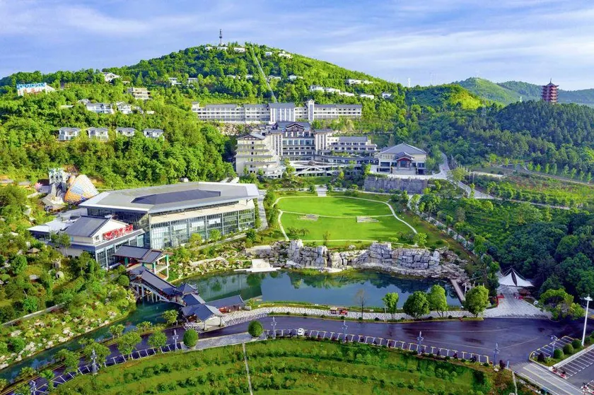 Wyndham Grand Plaza Royale Peach Blossom Hot Springs Resort Hunan - Image 1