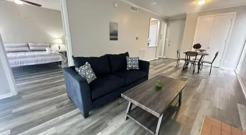 Experience Comfort and Style in Houstons Bay Area - Image 1