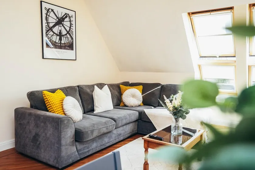 Penthouse 2 Bed Apartment in Derby with Gated Parking - Image 1