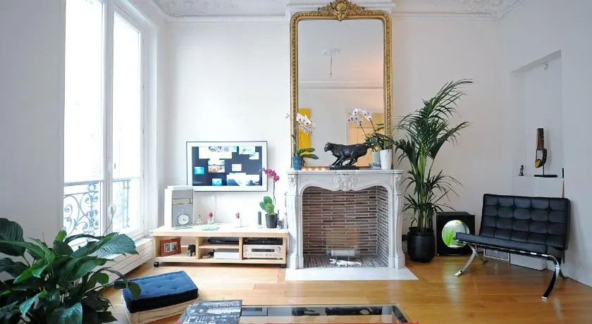 Champs Elysees Homestay - AIR CONDITIONING - Image 1