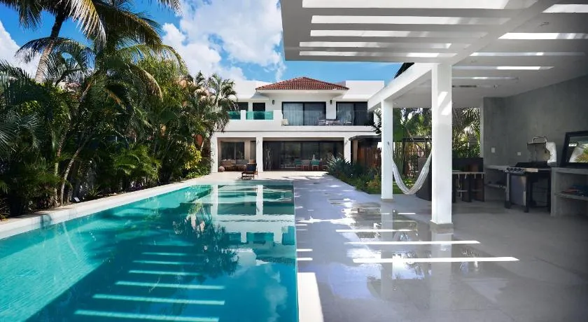 Villa de Lujo en Puerto Aventuras: Tu Refugio Privado en el Paraíso - Image 1