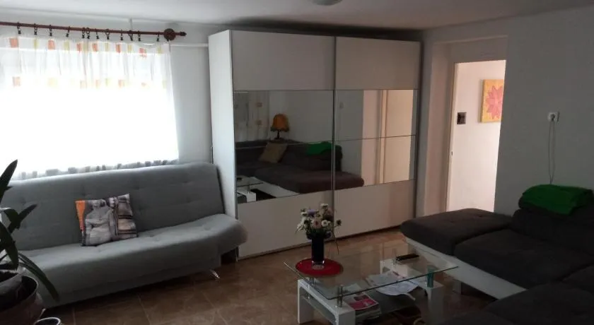 Karos Centrál Apartmanház - Image 1