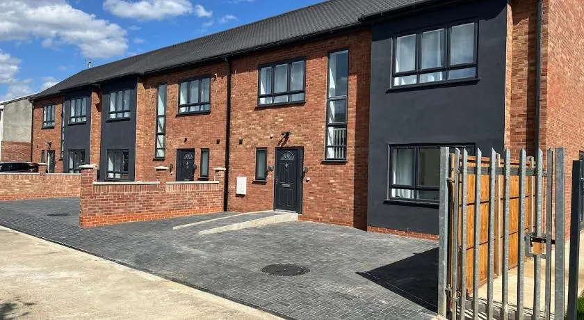 Brand New, Immaculate 3 Bed 3 Shower room House - Image 1