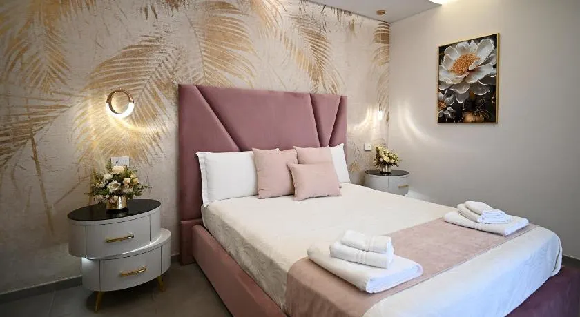 Plaza Rooms Luxury B&B - Image 1