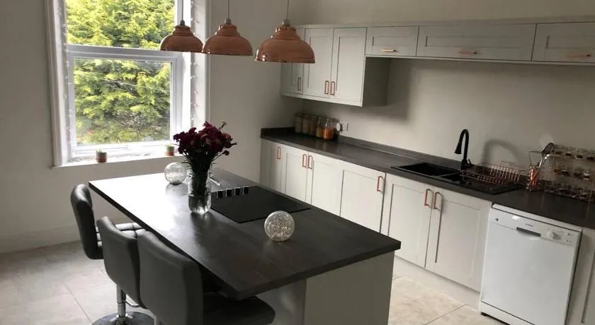Stunning Bebington Maisonette - large private drive and entrance, good transport links - Image 1