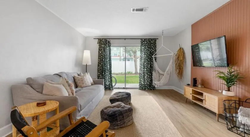 Island Suite - Walk to Downtown! - Image 1