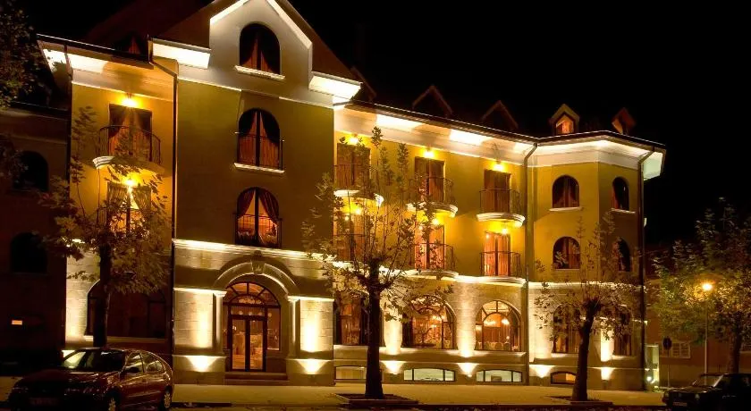 Hotel Chinar - Image 1