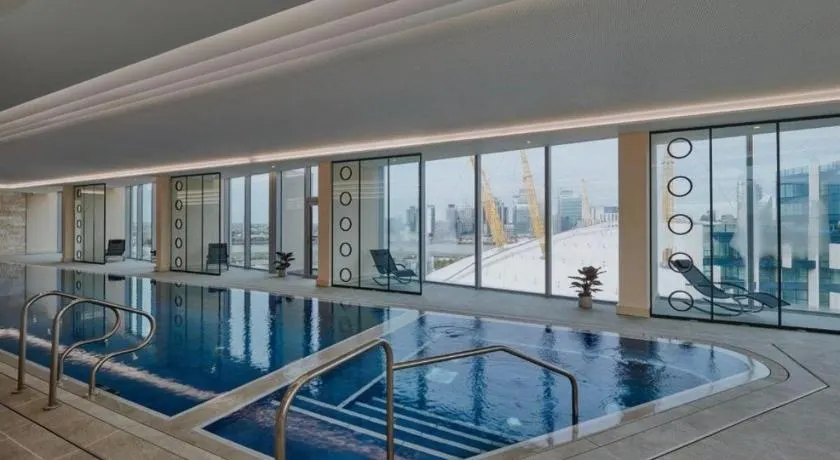 Modern 2bed Apt with pool access step from The O2 - Image 1