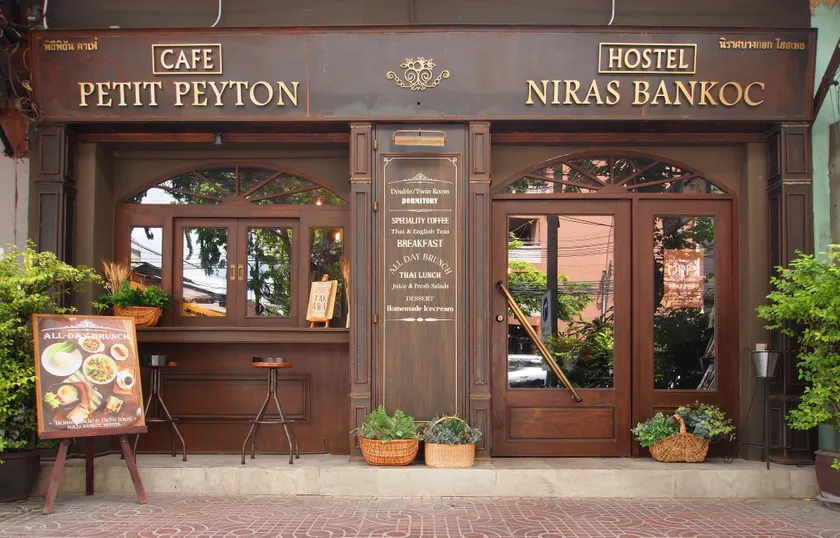 Niras Bankoc Hostel - Image 1