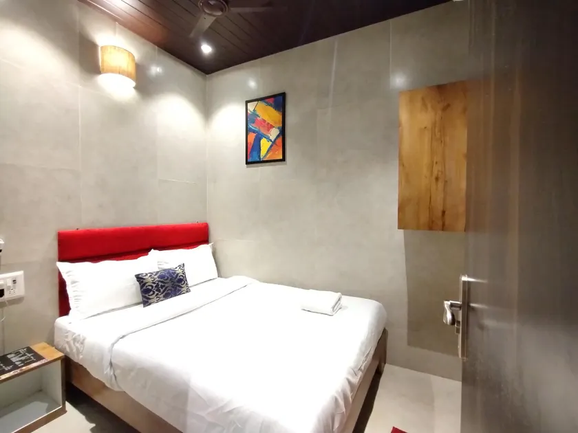 Hotel Eros - Nr Airport T2 - Image 1