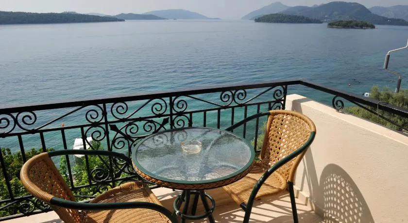Logan's Beach Hotel - Image 1