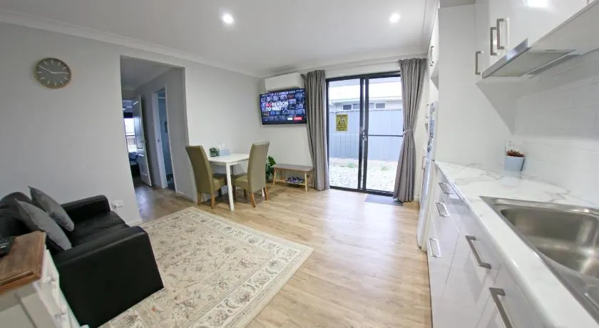 Granny Flat next to golf course - Image 1