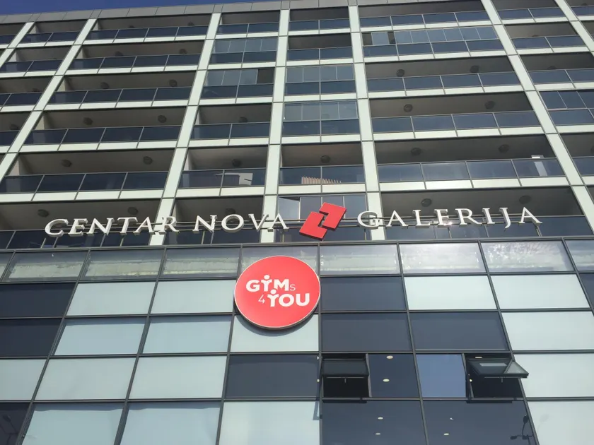 Nova Galerija Studio Ema i Apartman Anita- parking in garage - Image 1